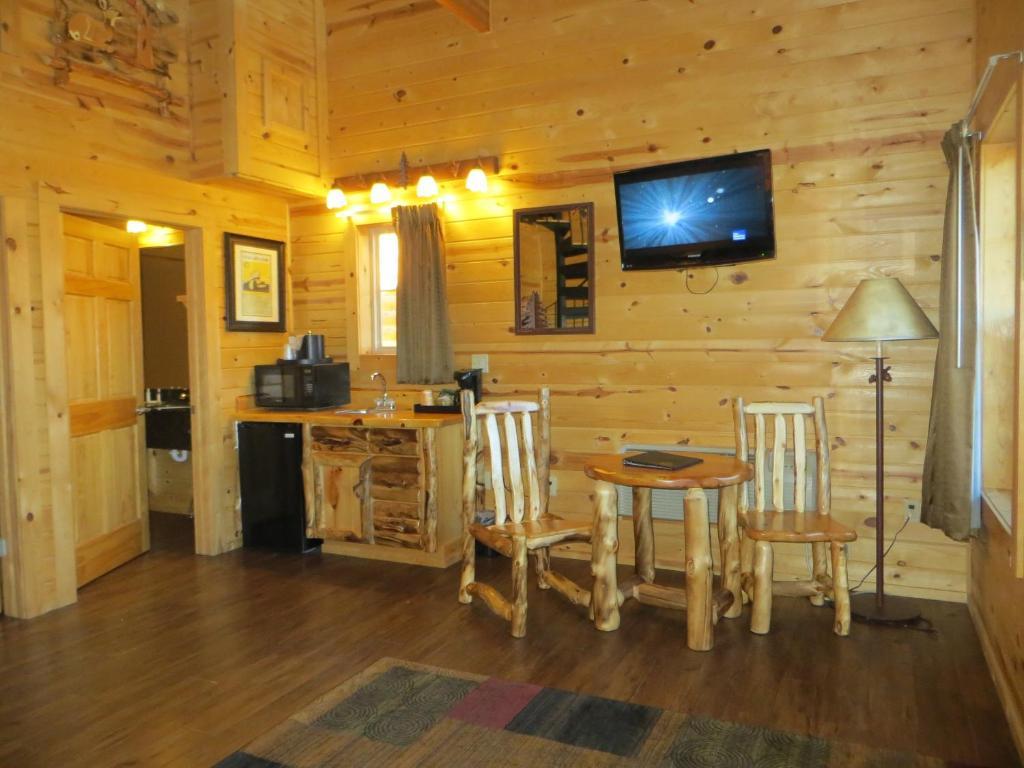 Cabins Of Mackinac & Lodge 맥키노 시티 객실 사진